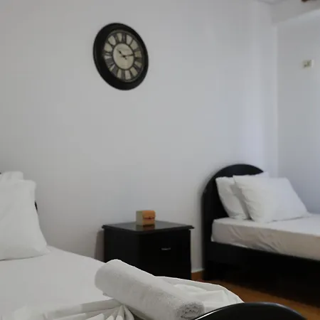 Casa Blanca Beachfront 아파트 Sarandë